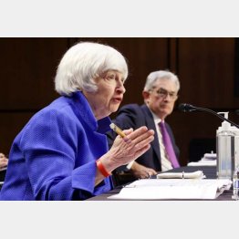 米イエレン財務長官が警告（右奥は、パウエルFRB議長）／（Ｃ）ロイター