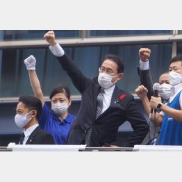 岸田首相にとっては絶対に負けられない戦い（7日、静岡駅前＝提供写真）