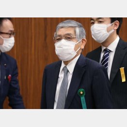いまやなにもできずにいる存在（日銀の黒田東彦総裁＝央）／（Ｃ）日刊ゲンダイ
