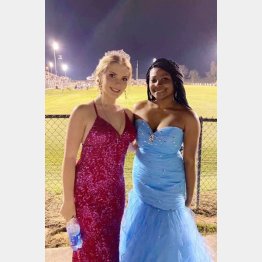 右がクイーンに選ばれたニーラ・コビントンさん（左はブリタニー・ウォルターズさん）／（A･Jさんの親友タイラ・アイドムさんのフェイスブックから）