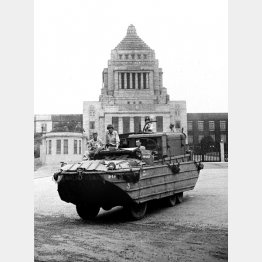 1945年9月8日、国会議事堂前を進む連合国軍の米水陸両用車。この日、進駐軍の第1陣として米陸軍第8軍の約8000人がジープやトラックで東京に入り代々木練兵場などに幕営した。マッカーサーの日本占領統治に向け、米大使館に星条旗を掲げ入所式を行った（Ｃ）共同通信社