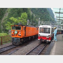 欅平駅にて（Ｃ）日刊ゲンダイ