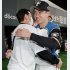 試合後、場内を一周した斎藤（右）と抱き合う栗山監督（球団提供）
