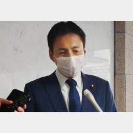 当て逃げ事故についてわびる武井俊輔候補（Ｃ）共同通信社