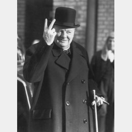 “勝利のためのVサイン”をしめすチャーチル英首相（Ｃ）Reg Speller／ゲッティ／共同通信イメージズ