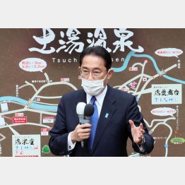 国民はアベスガ政権にほとほとうんざり…（福島・土湯温泉で第一声を上げる岸田首相）／（Ｃ）日刊ゲンダイ