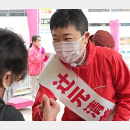 有権者に声を掛け握手する立憲民主の辻元清美候補（Ｃ）日刊ゲンダイ