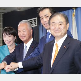 遠藤利明元五輪相（右）は自民党の選対委員長。初めての本人不在選挙に（Ｃ）日刊ゲンダイ