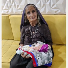 我が子を抱くジブベンさん（ツイッターから）