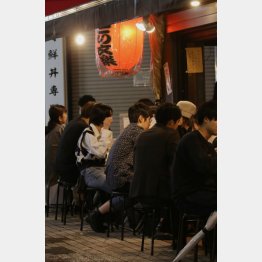 2020年冬の流行は夏の5倍以上、街に賑わいが戻りつつあるが…（写真は都内）／（Ｃ）日刊ゲンダイ