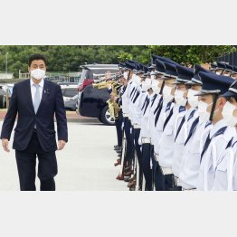 何でお腹いっぱい食べさせてあげないんだ！（航空自衛隊那覇基地を視察する岸信夫防衛相＝2020年10月）／（Ｃ）共同通信社