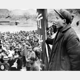 中国共産党の党員に演説する毛沢東（1939年）　（Ｃ）World History Archive／ニューズコム／共同通信イメージズ