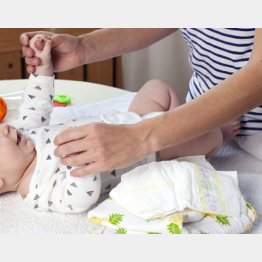 使用済み紙おむつの持ち帰り論争も（写真はイメージ）