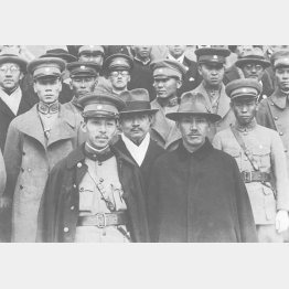 孫文墓陵での蒋介石氏（前列右）と張学良氏（同左）＝1930年11月12日（日本電報通信社撮影）