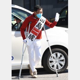 松葉杖がキャラになっている立憲・田島一成候補（Ｃ）日刊ゲンダイ