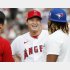 エンゼルスの大谷（右は、ブルージェイズのゲレロ）／（Ｃ）共同通信社