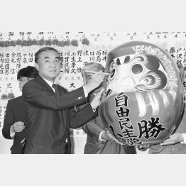 1986年の衆院選では自民党が大勝（ダルマに目を描き入れる当時の中曽根首相）／（Ｃ）日刊ゲンダイ