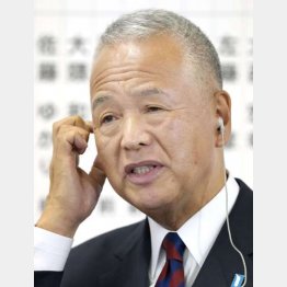 テレビ局のインタビューを受け、厳しい表情を見せる自民党の甘利幹事長＝31日、東京・永田町の党本部（Ｃ）共同通信社