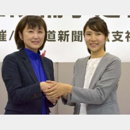 4年前は2人で握手もしてみせたが（当選した石川香織氏〈右〉と比例復活の中川郁子氏）／（Ｃ）共同通信社