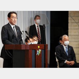 甘利明幹事長（右）は1カ月で交代（衆院選から一夜明け、会見に臨む岸田首相＝左）／（Ｃ）ＪＭＰＡ