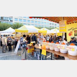 ファーマーズマーケットでは、ワインの密な立ち飲み（独、フランクフルト）／（Ｃ）日刊ゲンダイ