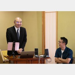 足立信行さん（左）／（提供写真）