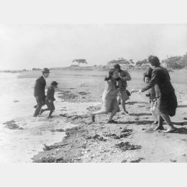 1946（昭和21）年4月2日。葉山海岸で波と戯れる昭和天皇ご一家。（左から）昭和天皇、義宮さま、順宮さまとその後ろは孝宮さま、清宮さま、皇后陛下（Ｃ）共同通信社
