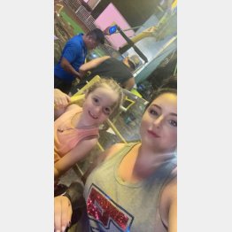 娘のシャーロットちゃんと（リアーナさんのフェイスブックから）