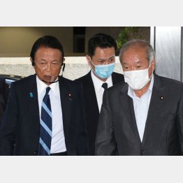 鈴木俊一財務相（右）は義兄のボス（麻生太郎氏＝左）からポストを受け継ぎ（Ｃ）日刊ゲンダイ