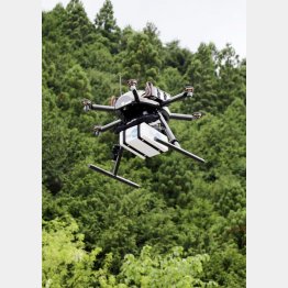 山間部で食品を配送するドローン（Ｃ）共同通信社