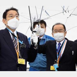 岸田首相（左）の福島原発視察に同行した西銘恒三郎復興、沖縄・北方相（代表撮影）