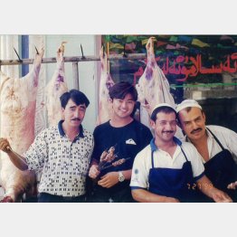 中国駐在時代、ウイグル自治地区にて（左から2人目が本人）／（提供写真）