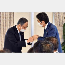 細田前同会会長とグータッチで引継ぎする安倍元首相（Ｃ）日刊ゲンダイ