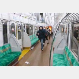 事件のあった京王線車両のなか、逃げる乗客ら（@siz33さん提供=共同）