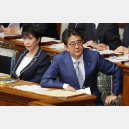 包囲網…（安倍元首相と高市自民党政調会長）／（Ｃ）日刊ゲンダイ