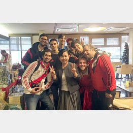 大和屋本店女将の石橋利栄さんと外国人観光客たち（提供写真）