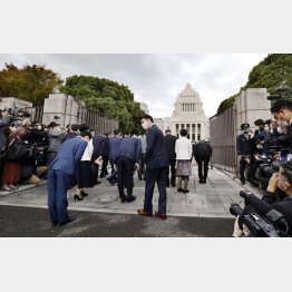 相当額は1000万円近く（10日、〈初〉登院する国会議員たち）／（Ｃ）共同通信社