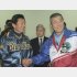 握手をする仰木監督（左）と野村監督（Ｃ）共同通信社