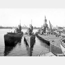太平洋戦争終結後、米軍がハワイの真珠湾に運んだ旧日本海軍の「伊400型」潜水艦3隻（米海軍公式写真、1946年1月撮影）