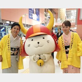 ひこにゃんと。大和屋本店女将の石橋利栄さん（左）と若女将の長女（提供写真） 