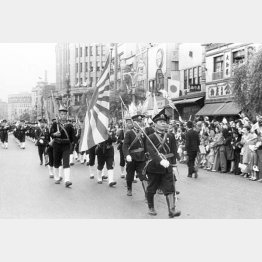 東京・銀座を行進する日本海軍陸戦隊（1941年）／（Ｃ）共同通信社