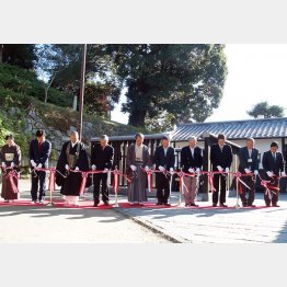 京都・高台寺公園内喫煙場所の開所式（2015年）／（Ｃ）日刊ゲンダイ