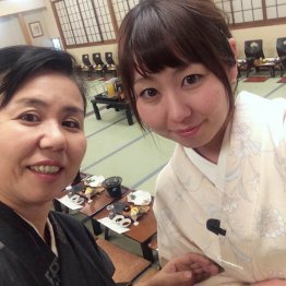 右は若女将の長女（提供写真）