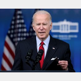 原油価格高騰について演説するバイデン米大統領（Ｃ）ロイター