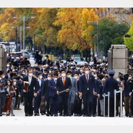 11月10日、登院する国会議員ら（Ｃ）共同通信社