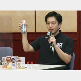 2020年8月、うがいを呼び掛ける大阪の吉村洋文府知事（Ｃ）共同通信社