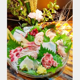ディナーの刺し身は、この豪華さ（Ｃ）日刊ゲンダイ