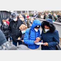 欧州で拡大（独・ベルリン、週末、予防接種に400人以上の人々が行列をなした）／（Ｃ）ロイター