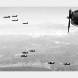 1945年2月16日から17日にかけて行われた東京空襲で、日本本土上空を飛ぶ米空母艦載機（米海軍撮影＝米海軍公式写真）