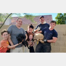 左からケイトン君、ジェーソンさん、ブルース、ミシェルさん、カミーユちゃん、ビアンカと消防隊員（スコッツデール消防局のフェイスブックから）